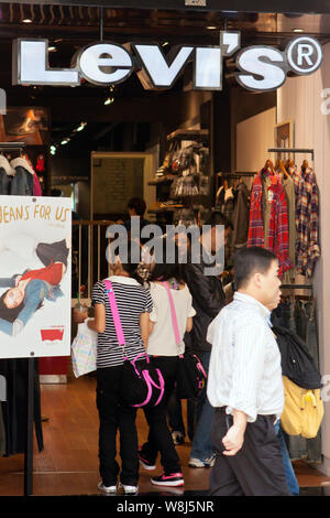 --FILE--clients sont des achats dans un magasin de Levi's (Levi Strauss) à Macao, Chine, 7 décembre 2011. Il y a plus de 20 ans, Levi Strauss & Co. parti Banque D'Images