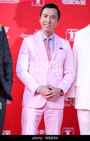 --FILE--Hong Kong star action Donnie Yen pose sur le tapis rouge pour la cérémonie d'ouverture du 18e Festival International du Film de Shanghai à Shanghai Banque D'Images