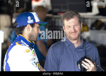 Brooklyn, Michigan, USA. 9 Août, 2019. DALE EARNHARDT JR. entretiens avec CHASE ELLIOTT (9) dans le garage avant la pratique au Michigan International Speedway. Crédit : Scott/Mapes ZUMA Wire/Alamy Live News Banque D'Images