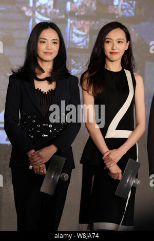 Actrices chinois Yao Chen, gauche, et Tang Yan poser lors d'une conférence de presse pour leur film 'Ghost souffle la lumière' à Shanghai, Chine, 12 mai 2 Banque D'Images