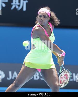 Serena Williams des États-unis renvoie un shot de Dudi Sela de la Slovaquie pendant leur match quart féminin de l'Open d'Australie te Banque D'Images