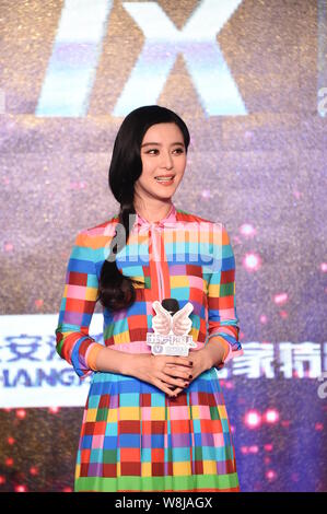 L'actrice chinoise Fan Bingbing sourit lors d'une conférence de presse pour la deuxième saison de l'émission de télé-réalité 'Amazing' chinois à Beijing, Chine, 8 Janvier Banque D'Images