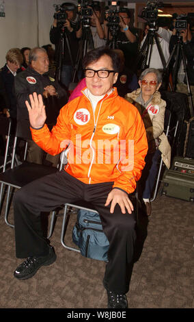 Hong Kong star Jackie Chan, avant, des vagues à un événement de bienfaisance à Hong Kong, Chine, le 3 février 2015. Banque D'Images