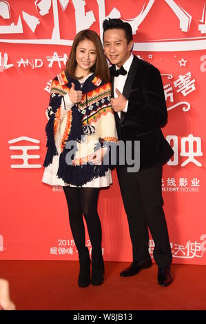 L'acteur chinois Deng Chao, droite, pose avec l'actrice taïwanaise Ruby Lin sur le tapis rouge pour la première de son nouveau film 'Devil et Angel' à Beijing Banque D'Images