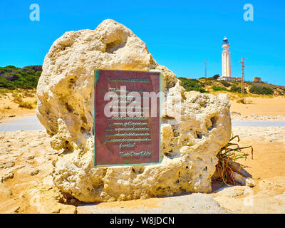 Monument de la bataille de Trafalgar avec son célèbre phare en arrière-plan. Parc Naturel du Cap. Barbate, Los Caños de Meca, Cadix. L'Espagne. Banque D'Images