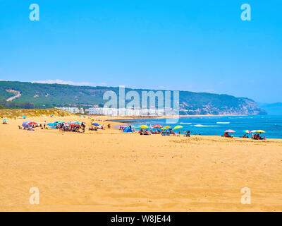 Les personnes bénéficiant d'un bain de soleil en la Playa de los caños de meca Plage, une vaste plage du Cabo de du cap de Trafalgar. Los Caños de Meca, Cadix. L'Espagne. Banque D'Images