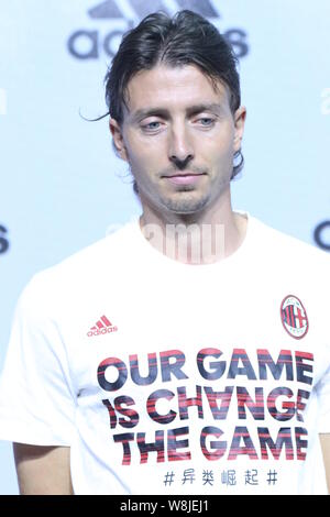 Riccardo Montolivo de l'AC Milan pose à un fan meeting événement au cours de la Coupe des Champions International 2015 La Chine à Shanghai, Chine, le 28 juillet 2015. Banque D'Images