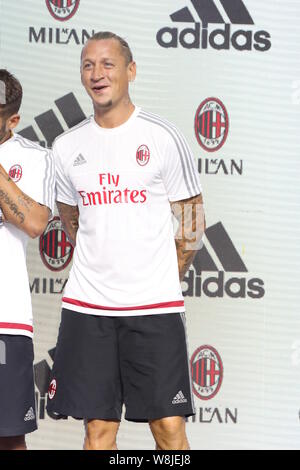 Philippe Mexes de l'AC Milan sourit à un fan meeting événement au cours de la Coupe des Champions International 2015 La Chine à Shanghai, Chine, le 28 juillet 2015. Banque D'Images