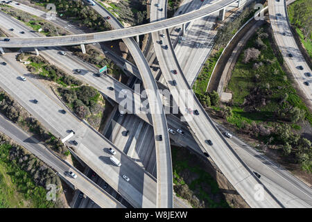 Vue aérienne de l'Interstate 5 et Route 118 échangeur autoroutier de ponts dans la vallée de San Fernando de Los Angeles, Californie. Banque D'Images