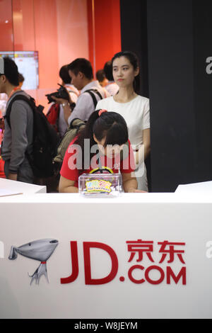 --FILE--personnes visitent le stand de vente en ligne chinois JD.com, site également connu comme Jingdong.com, au cours de la 2015 International Consumer Electronics Banque D'Images