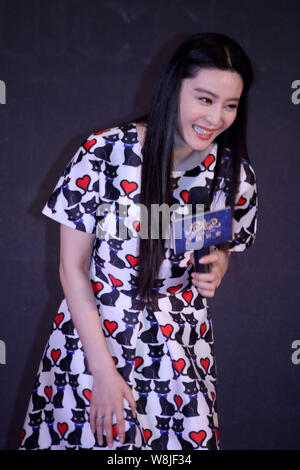 L'actrice chinoise Fan Bingbing sourit lors d'une conférence de presse pour les nouveaux films par Films Kylin à Shanghai, Chine, 17 juin 2015. Banque D'Images