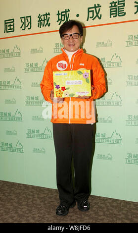 Hong Kong star Jackie Chan pose à un événement de bienfaisance à Hong Kong, Chine, le 3 février 2015. Banque D'Images