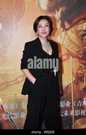 L'actrice chinoise Liu Xiaoqing pose sur le tapis rouge pour la première de son nouveau film 'Mojin-La légende perdue' à Beijing, Chine, 13 décembre 2015. Banque D'Images