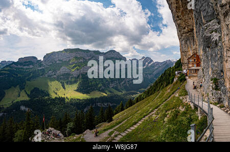 Célèbre Gasthaus Aescher Wildkirchli dans l'Alpstein Suisse - Vue panoramique Banque D'Images