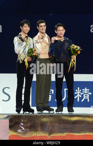 (De gauche) d'argent olympique Yuzuru Hanyu du Japon, médaillé d'or Javier Fernandez de l'Espagne et de bronze Denis dix du Kazakhstan montrent leur programme Meda Banque D'Images