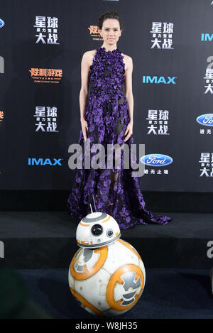 Actrice anglaise Daisy Ridley pose au cours d'une première pour son film 'Star Wars : The Force éveille' à Shanghai, Chine, 27 décembre 2015. Banque D'Images