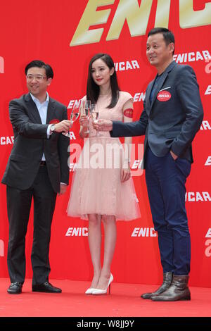 L'actrice chinoise Yang Mi, centre, propose un toast avec des cadres durant un événement promotionnel pour montres Enicar à Chongqing, Chine, le 26 avril 2015. Banque D'Images