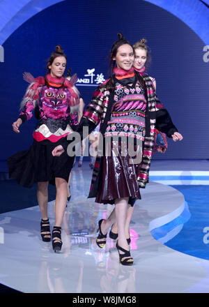 Modèles affichent de nouvelles créations à l'Qianzi fashion show par French designer Manish Arora durant la 4ème semaine internationale de la mode 2015 Wuhan à Wuhan Banque D'Images