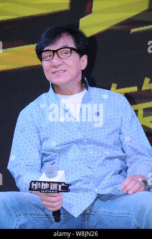 --FILE--Hong Kong star action Jackie Chan participe à une conférence de presse pour son film "kiptrace» au cours du 18e Festival International du Film de Shanghai à Banque D'Images