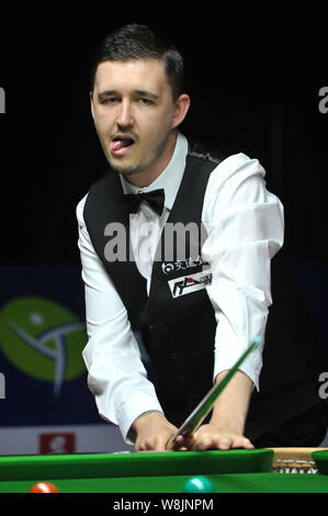 Kyren Wilson de l'Angleterre réagit comme il le considère un tir contre Joe Perry de l'Angleterre au cours de leur premier match de la World Snooker 2015 Shanghai M Banque D'Images