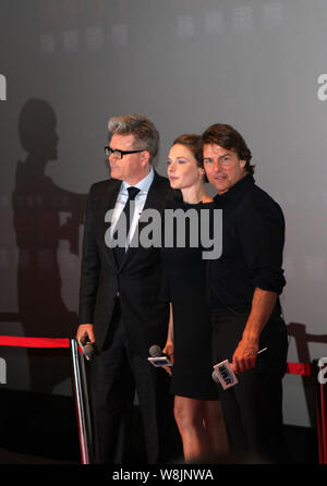 (De gauche) American réalisateur Christopher McQuarrie, actrice suédoise Rebecca Ferguson et l'acteur américain Tom Cruise assister à un événement pour leur premiere Banque D'Images