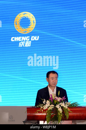 --FILE--Wang Jianlin, Président de Dalian Wanda Group, prend la parole lors d'une cérémonie de signature à la ville de Chengdu, dans le sud-ouest de la province chinoise du Sichuan, 3 avril 2015. Banque D'Images