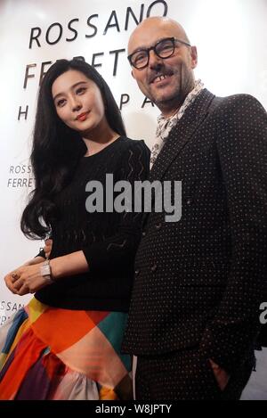 L'actrice chinoise Fan Bingbing (à gauche) pose avec l'exécutif de Rossano Ferretti au cours de la cérémonie d'un nouveau magasin de Rossano Ferretti Spa du Cheveu Banque D'Images