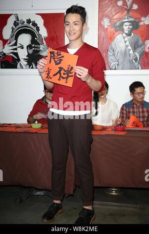 Acteur taïwanais Ko Kai pose avec sa calligraphie lors d'un événement pour célébrer le prochain Nouvel An chinois à Taipei, Taiwan, le 3 février 2015. Banque D'Images