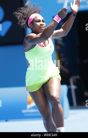 Serena Williams des États-unis renvoie un shot de Dudi Sela de la Slovaquie pendant leur match quart féminin de l'Open d'Australie te Banque D'Images