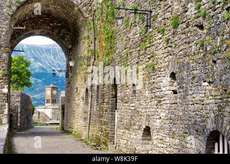 Vue intérieure de la tour de l'horloge à Gjirokaster Château à Saranda, Albanie Banque D'Images