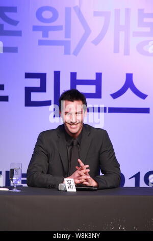 L'acteur canadien Keanu Reeves sourit lors d'une conférence de presse pour la première de son nouveau film 'John Wick' à Séoul, Corée du Sud, le 8 janvier 201 Banque D'Images