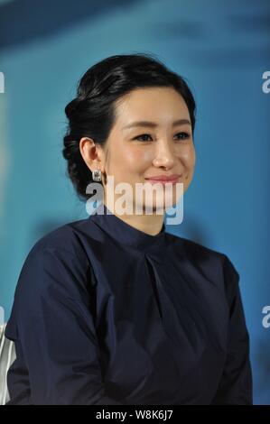 L'actrice chinoise Qin Hailu pose au cours d'une conférence de presse pour son film 'Conte de trois villes" à Beijing, Chine, 27 mai 2015. Banque D'Images