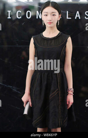 L'actrice chinoise Zhou Dongyu pose au cours de la cérémonie d'ouverture de la Prada les iconoclastes magasin au centre commercial de Beijing SKP à Beijing, Chine, Banque D'Images