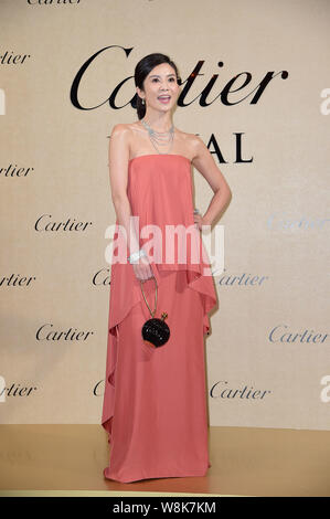 Hong Kong chanteuse et actrice Charlie Yeung pose comme elle arrive pour un banquet par Cartier à Taipei, Taiwan, 30 avril 2015. Banque D'Images