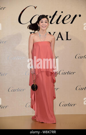 Hong Kong chanteuse et actrice Charlie Yeung pose comme elle arrive pour un banquet par Cartier à Taipei, Taiwan, 30 avril 2015. Banque D'Images