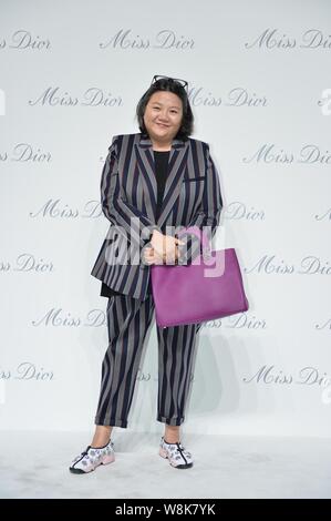 Editeur chinois Hung Huang, PDG de China Interactive Media Group, pose comme elle arrive pour un événement d'ouverture pour l'exposition de Miss Dior à Pékin, Banque D'Images