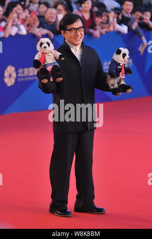 --FILE--Hong Kong star action Jackie Chan arrive sur le tapis rouge pour la cérémonie de clôture du 5e Festival International du Film de Beijing à Beiji Banque D'Images