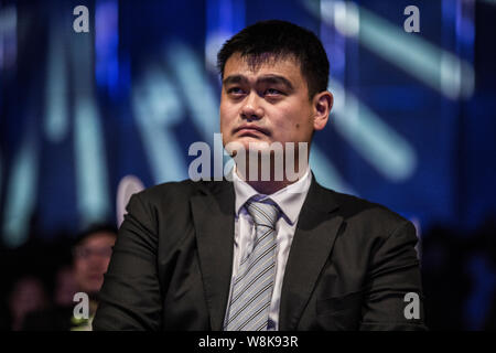 --FILE--retraités superstar de basket-ball Yao Ming assiste à un événement à Shanghai, Chine, 14 janvier 2016. Ancien centre des Houston Rockets Yao Ming a été élu Banque D'Images