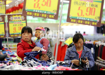 - Un fichier clients chinois--shop pour les vêtements dans un supermarché dans Shuangduiji ville, Huaibei ville, est de la Chine la province de l'Anhui, du 10 mars 2016. La coopération de la Chine Banque D'Images