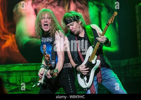 Le groupe de heavy metal anglais Iron Maiden donne son concert à Shanghai, Chine, le 26 avril 2016. Banque D'Images