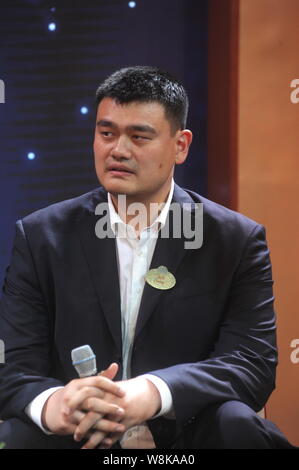 --FILE--retraité de basket-ball chinois Yao Ming superstar assiste à un événement pour marquer le compte à rebours de 80 jours pour le grand jour de l'ouverture de Shanghai Disney Resort Banque D'Images