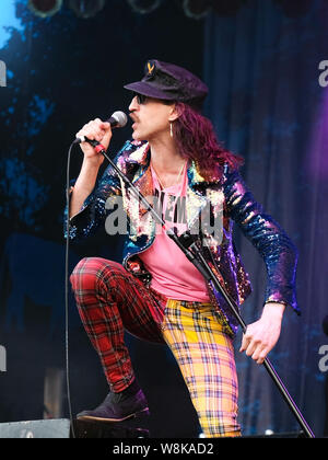 Banbury, UK. Le 08 août, 2019. Eugene Hutz ukrainien avec New York American Gypsy punk Gogol Bordello effectue sur scène à Fairport Convention 40e anniversaire Cropredy festival à Banbury, Oxfordshire. Credit : SOPA/Alamy Images Limited Live News Banque D'Images