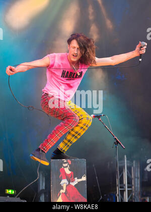 Banbury, UK. Le 08 août, 2019. Eugene Hutz ukrainien avec New York American Gypsy punk Gogol Bordello effectue sur scène à Fairport Convention 40e anniversaire Cropredy festival à Banbury, Oxfordshire. Credit : SOPA/Alamy Images Limited Live News Banque D'Images