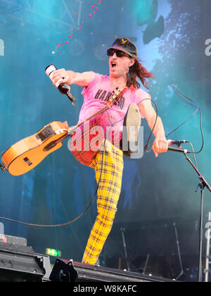 Banbury, UK. Le 08 août, 2019. Eugene Hutz ukrainien avec New York American Gypsy punk Gogol Bordello effectue sur scène à Fairport Convention 40e anniversaire Cropredy festival à Banbury, Oxfordshire. Credit : SOPA/Alamy Images Limited Live News Banque D'Images