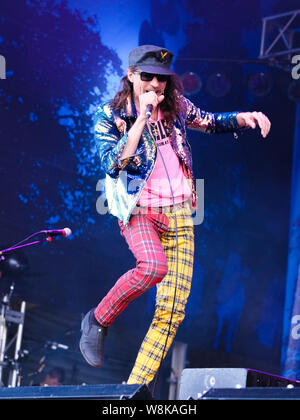 Banbury, UK. Le 08 août, 2019. Eugene Hutz ukrainien avec New York American Gypsy punk Gogol Bordello effectue sur scène à Fairport Convention 40e anniversaire Cropredy festival à Banbury, Oxfordshire. Credit : SOPA/Alamy Images Limited Live News Banque D'Images