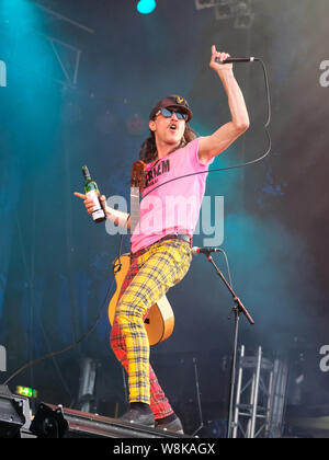 Banbury, UK. Le 08 août, 2019. Eugene Hutz ukrainien avec New York American Gypsy punk Gogol Bordello effectue sur scène à Fairport Convention 40e anniversaire Cropredy festival à Banbury, Oxfordshire. Credit : SOPA/Alamy Images Limited Live News Banque D'Images