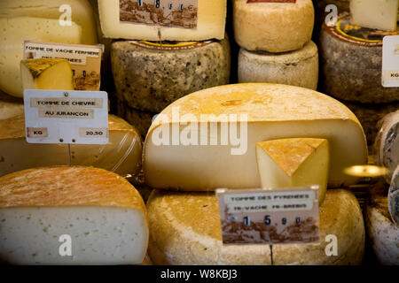 Une variété de fromages affichée à marché le samedi à Bayonne France Banque D'Images