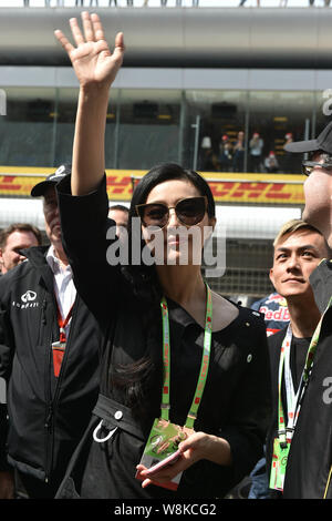 L'actrice chinoise Fan Bingbing vagues de spectateurs sur le cours à venir de la Formule 1 2016 Grand Prix de Chine à Shanghai, Chine, le 17 avril 2016. Banque D'Images
