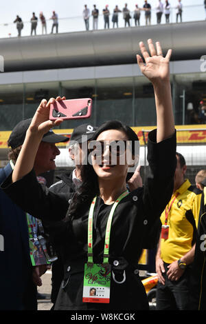 L'actrice chinoise Fan Bingbing vagues de spectateurs sur le cours à venir de la Formule 1 2016 Grand Prix de Chine à Shanghai, Chine, le 17 avril 2016. Banque D'Images