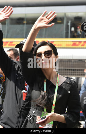 L'actrice chinoise Fan Bingbing vagues de spectateurs sur le cours à venir de la Formule 1 2016 Grand Prix de Chine à Shanghai, Chine, le 17 avril 2016. Banque D'Images